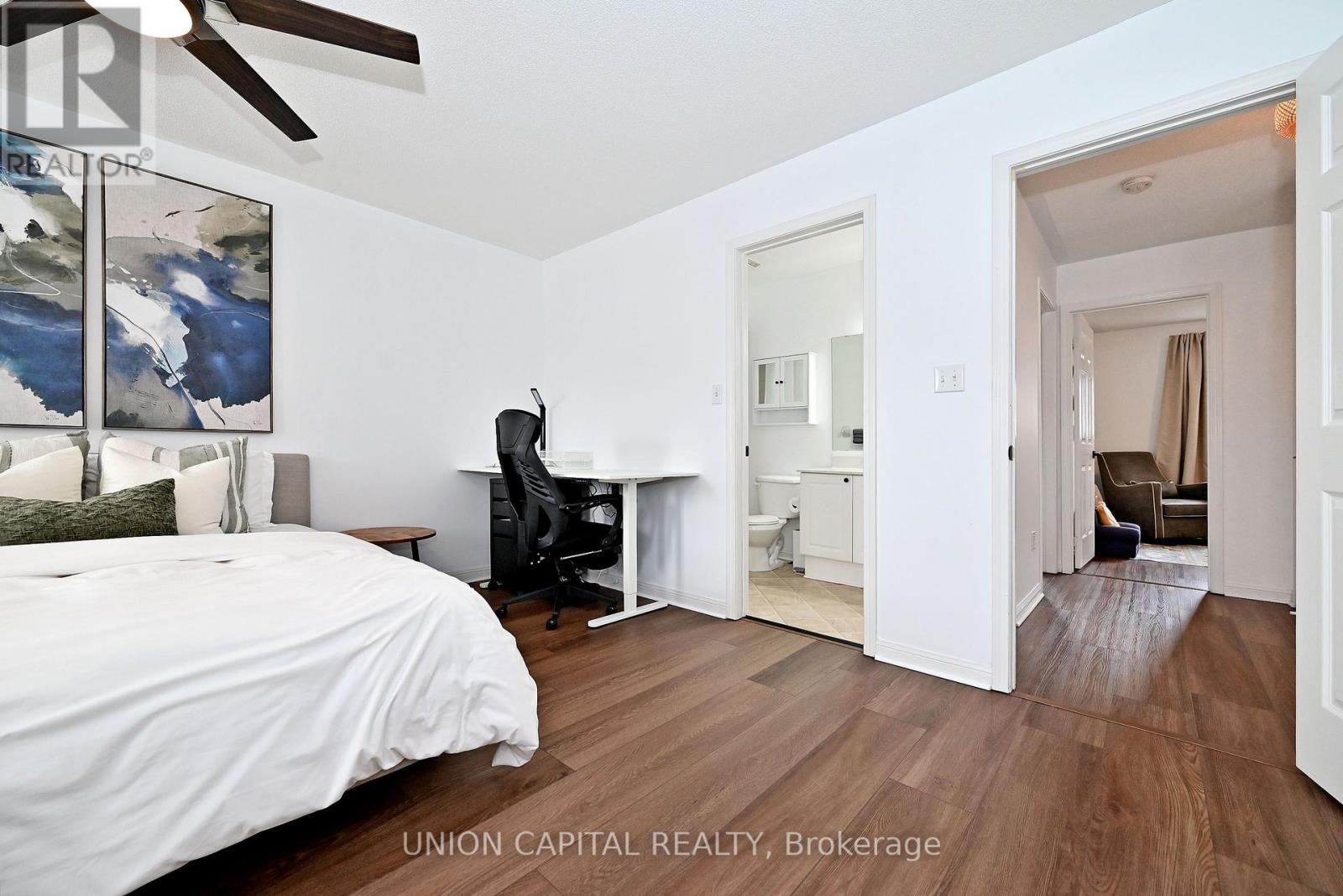 32 REGATTA CRESCENT - 32
