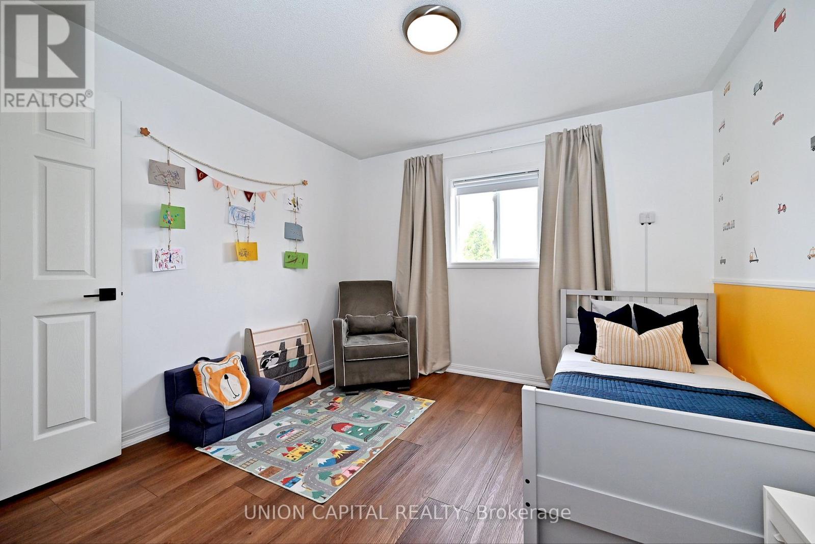 32 REGATTA CRESCENT - 36