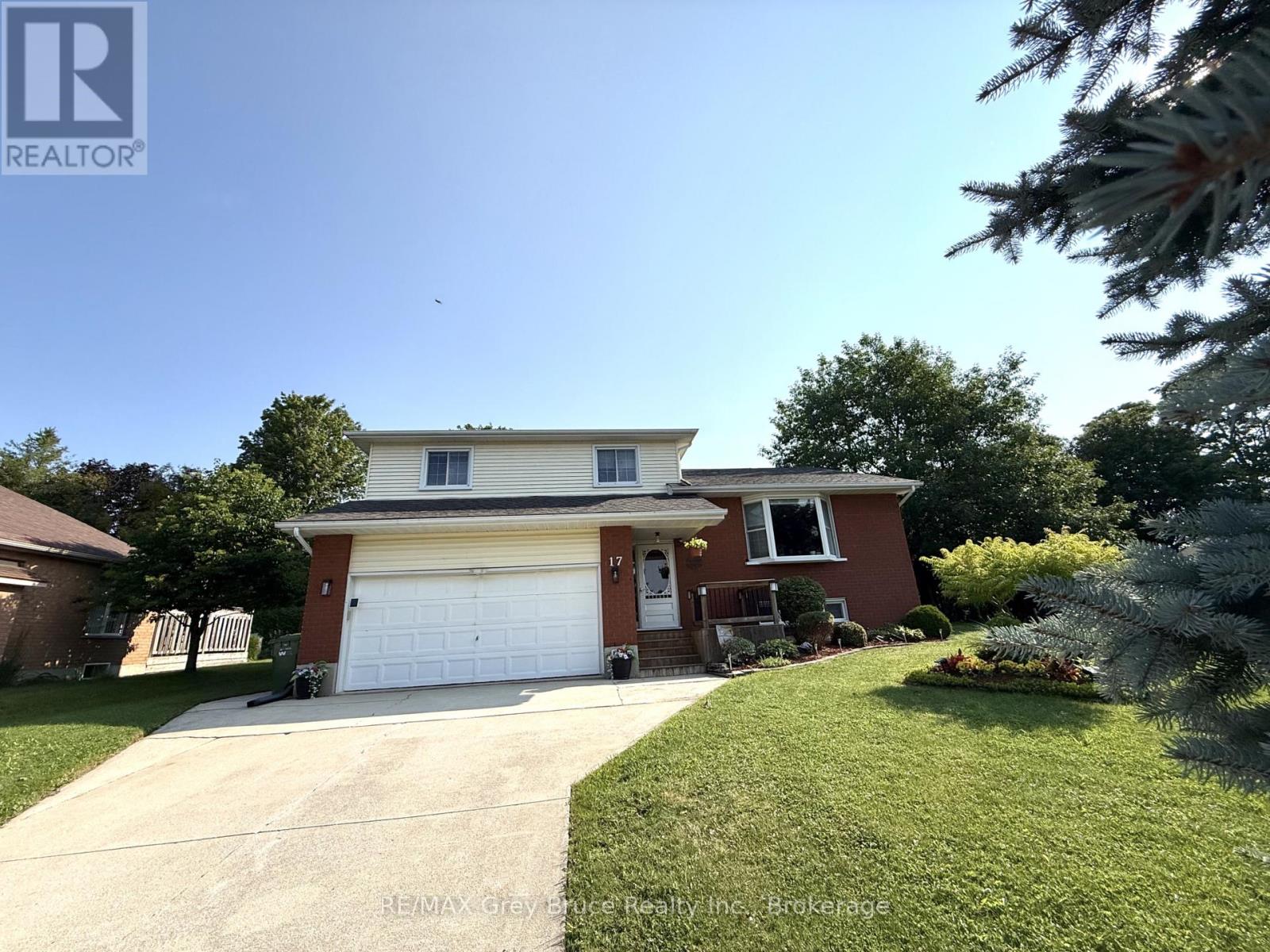 17 ARMSTRONG CRESCENT - 40
