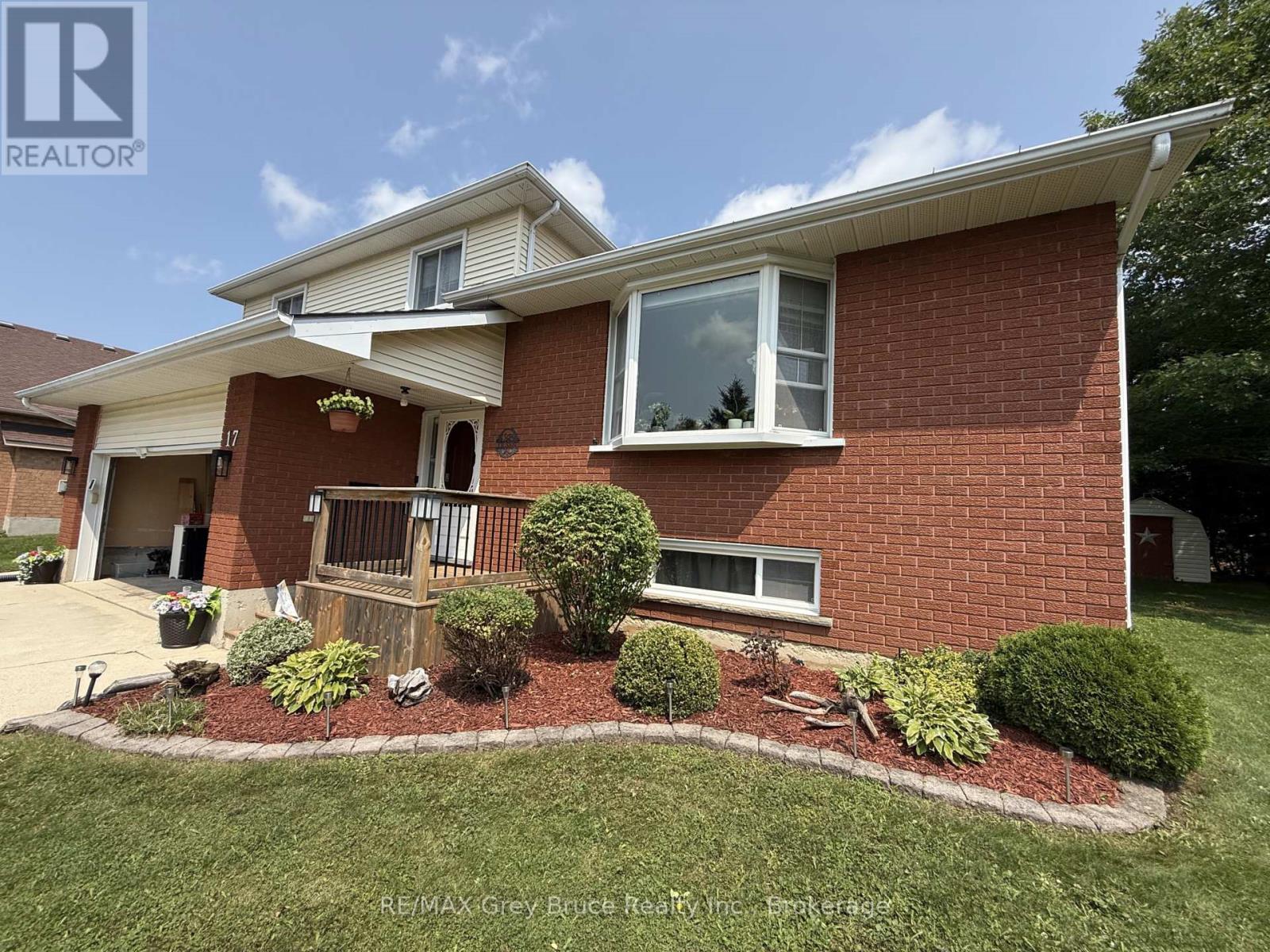 17 ARMSTRONG CRESCENT - 37
