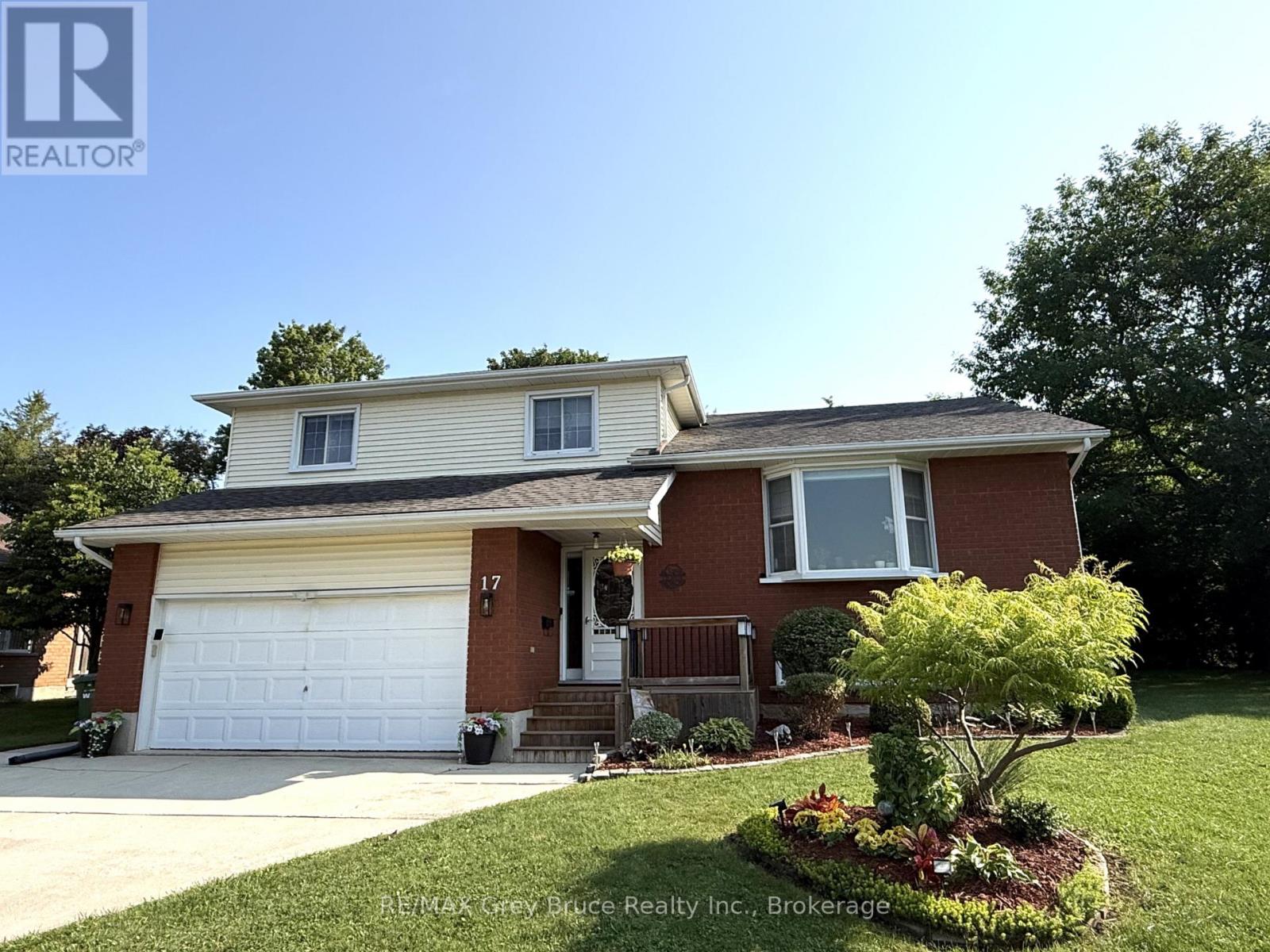 17 ARMSTRONG CRESCENT - 41