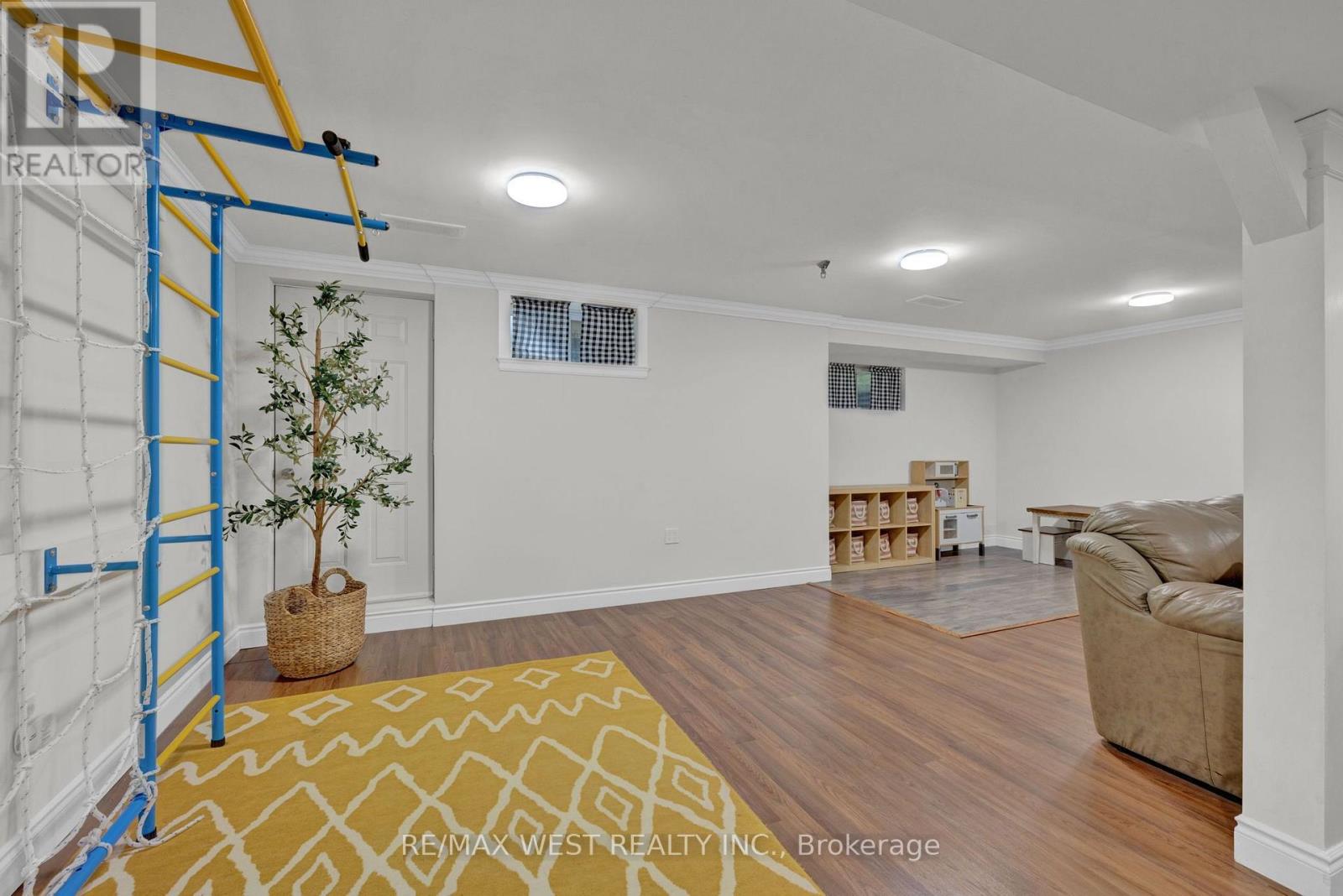 34 HELEN CRESCENT - 32