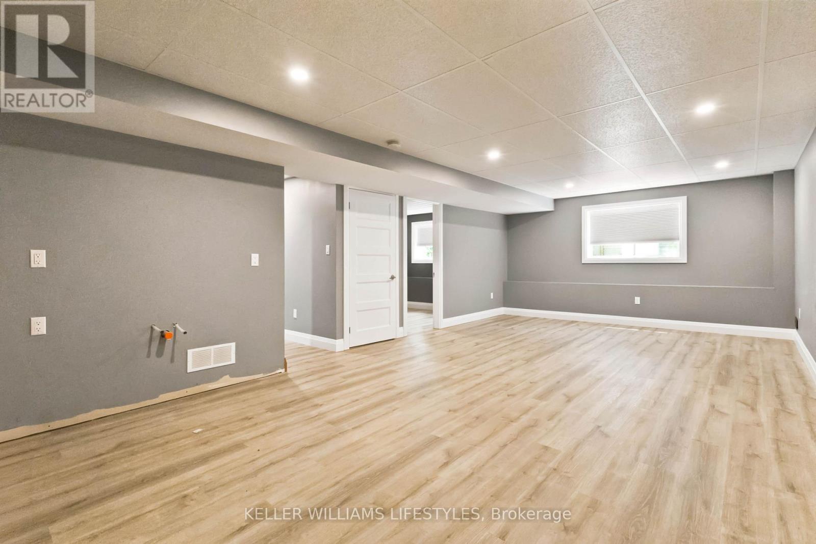#7 727 APRICOT DRIVE - Image 23