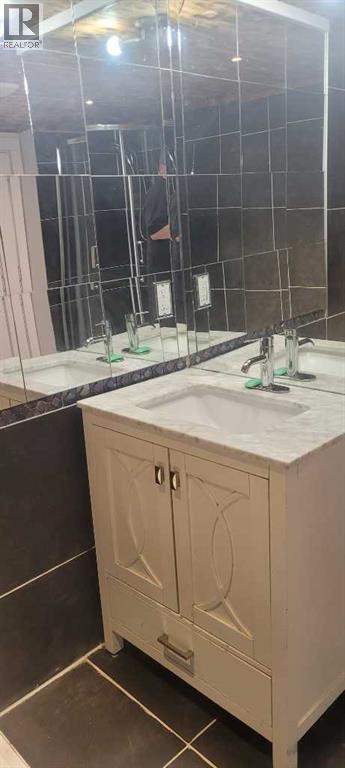 21, 201 - 1 Street - Image 33