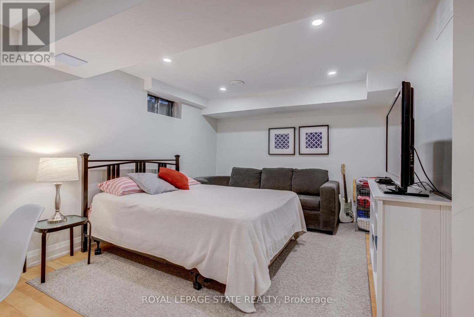 #27 502 BARTON STREET - Image 33