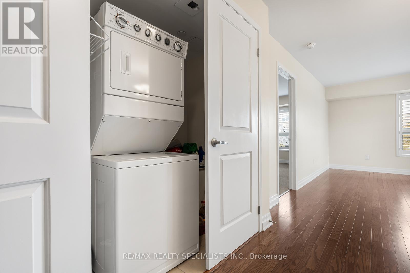 #209 1045 NADALIN HEIGHTS - 15