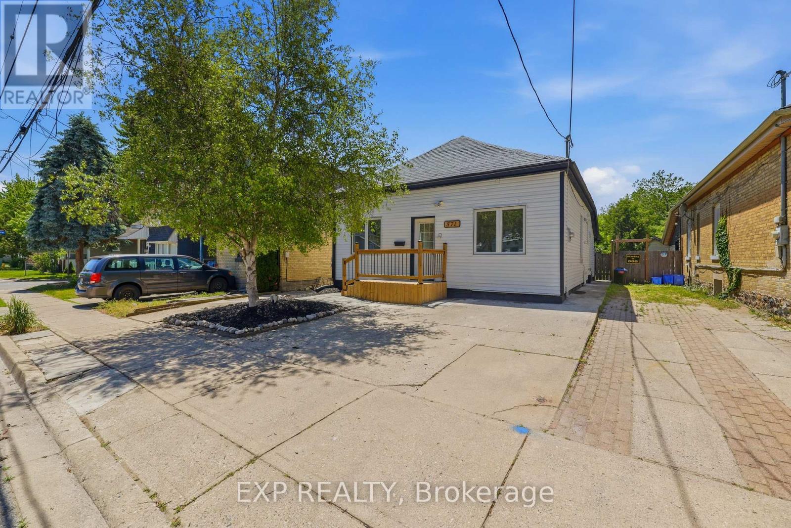 571 ELIZABETH STREET - 2
