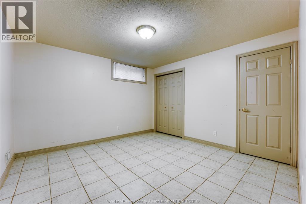 2703 LOMBARDY CRESCENT - 39