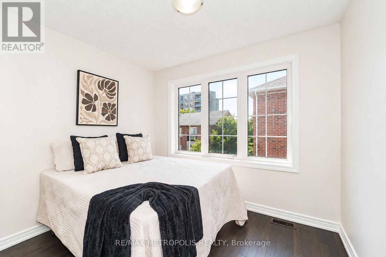 3767B ST CLAIRE AVENUE E - 35