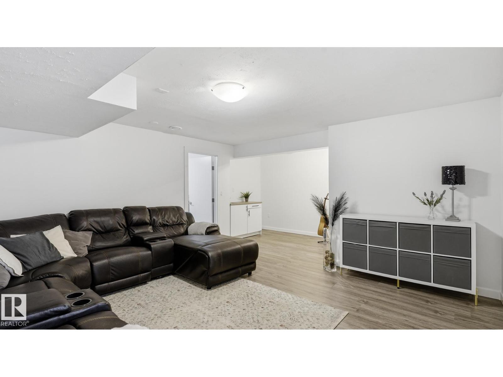 63 ROSEMOUNT BV - Image 40