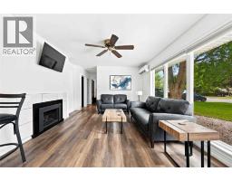 Living room - 887 Mccaw Street, Sarnia, ON N7V2X4 Photo 7