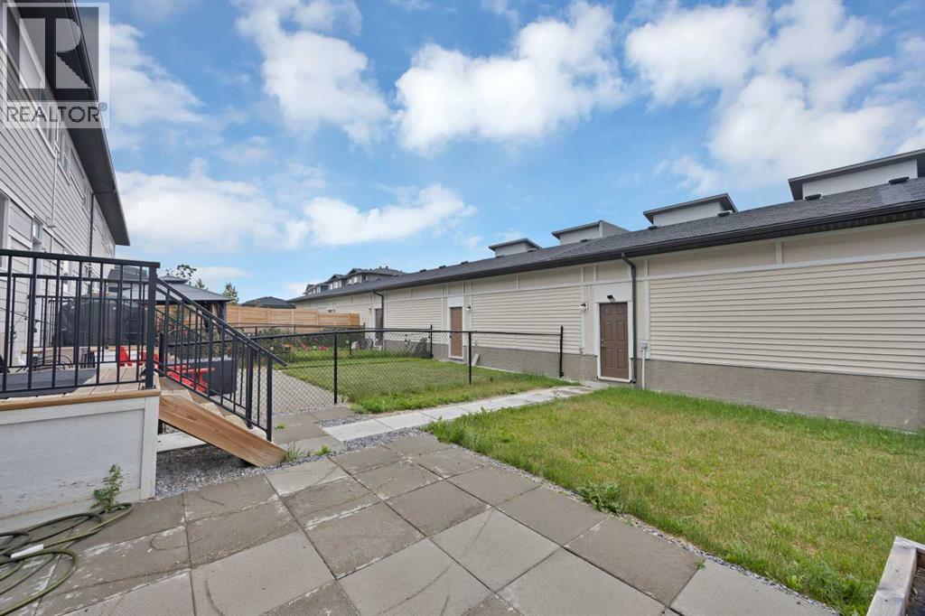 109 Skyview Parade NE - 32