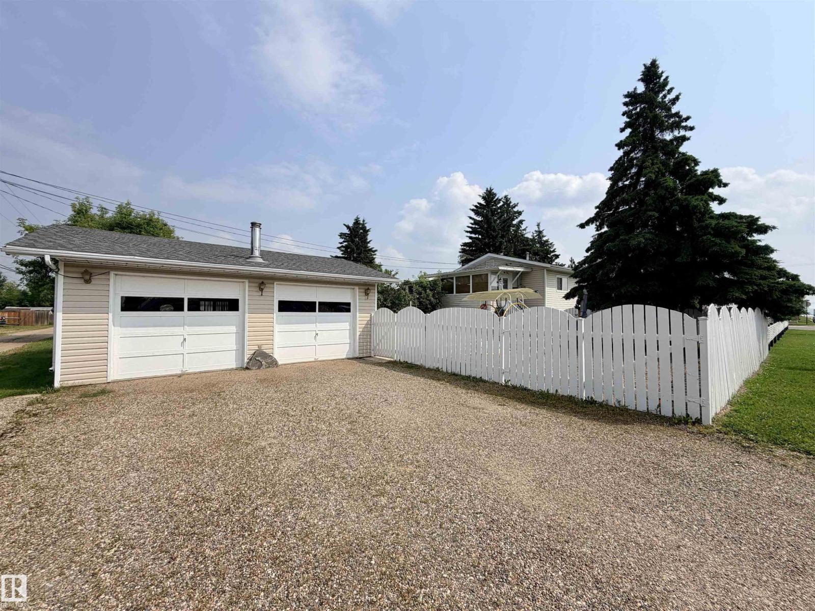 4838 46 AV - Image 38