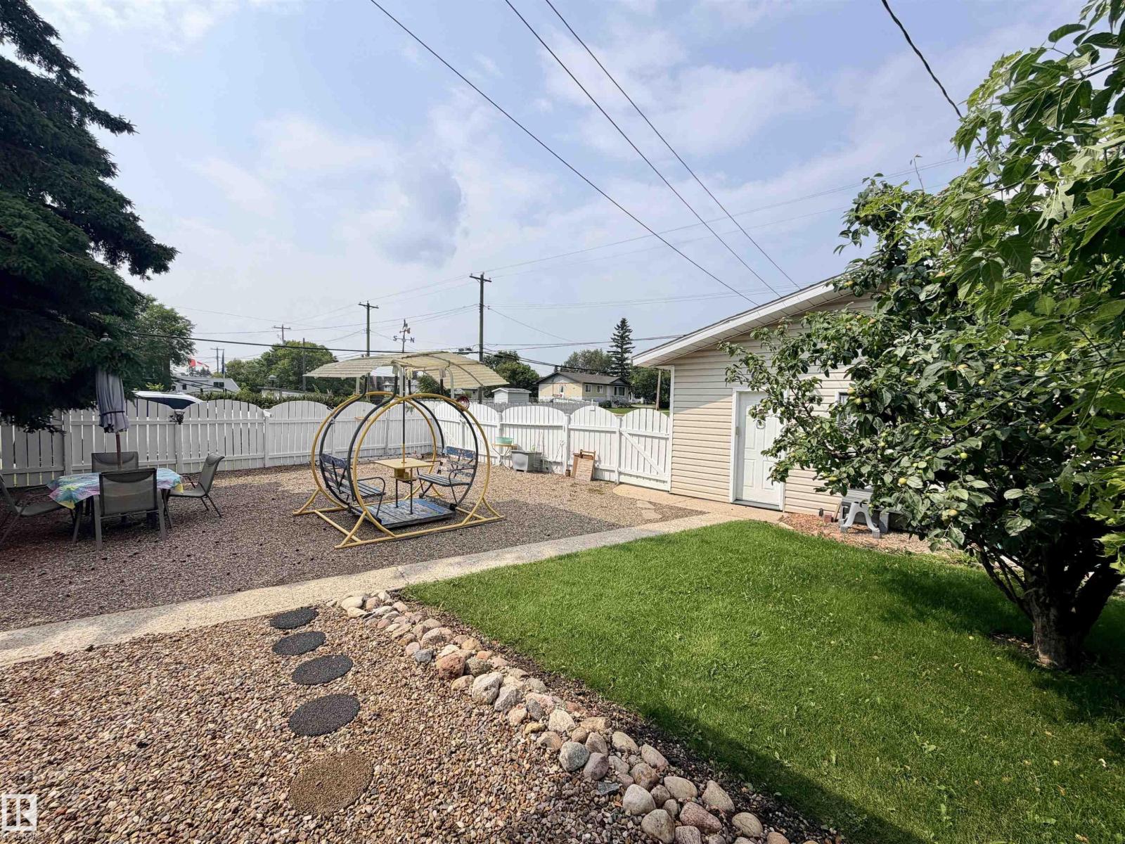 4838 46 AV - Image 33
