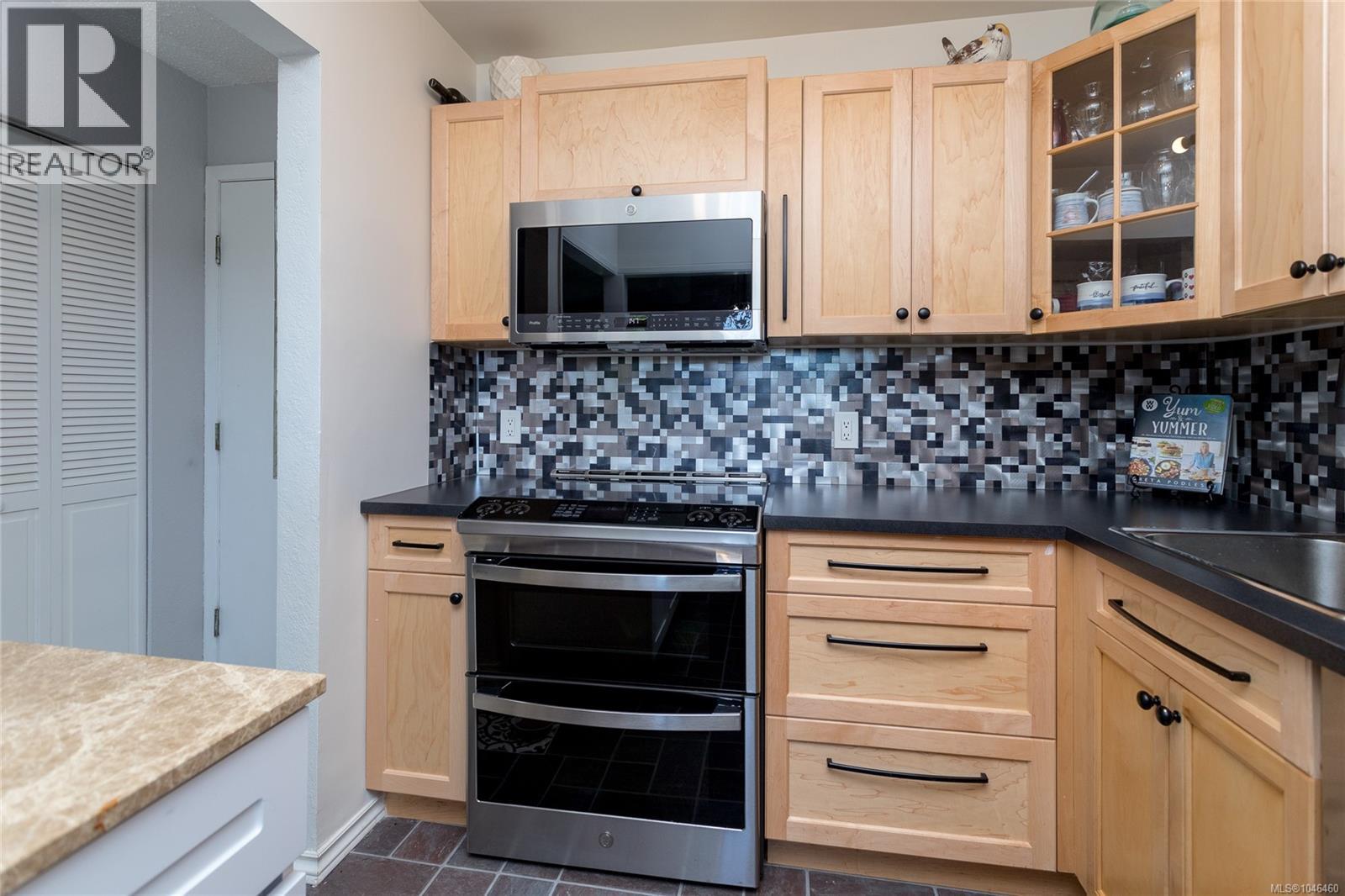 509 69 Gorge Rd W, Saanich