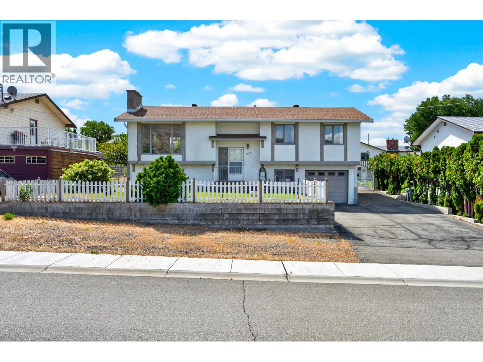 1106 Maclean Crescent