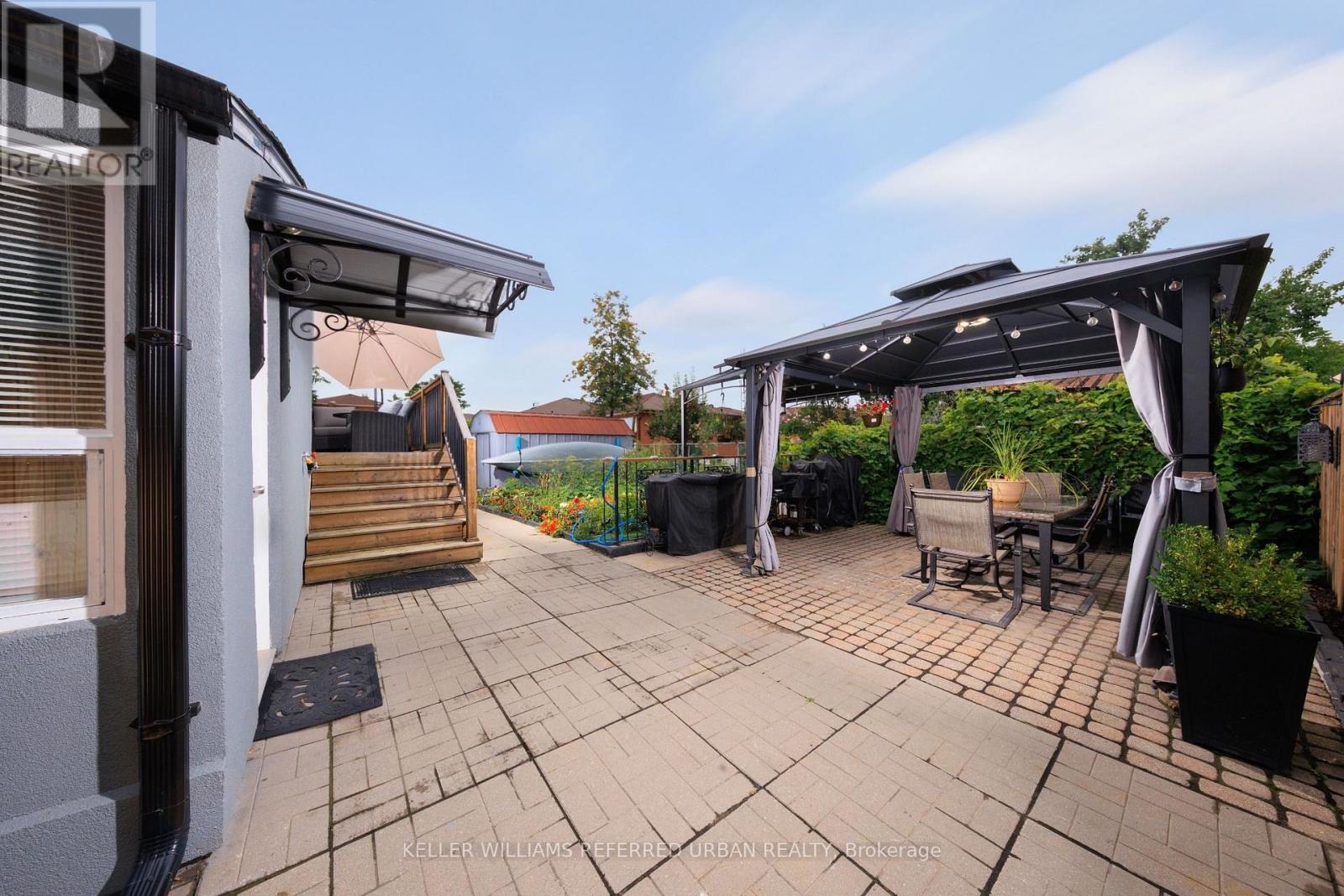 6 ELMHURST DRIVE - 32