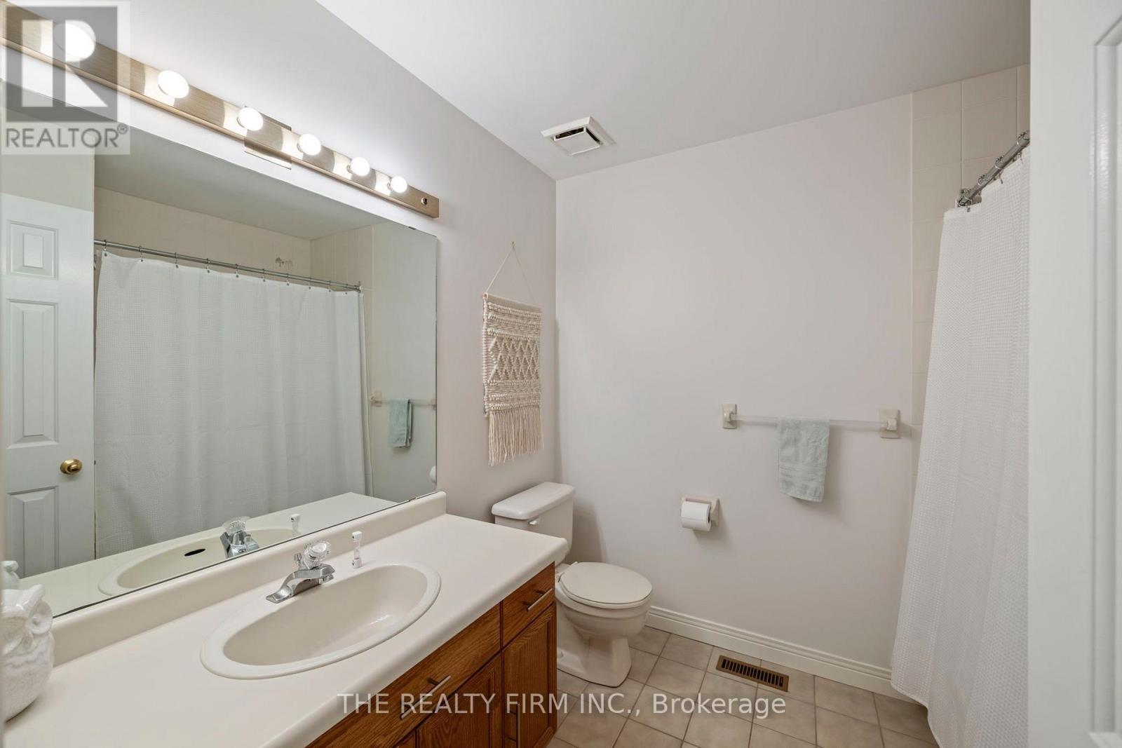 #12 810 MAITLAND STREET - 22