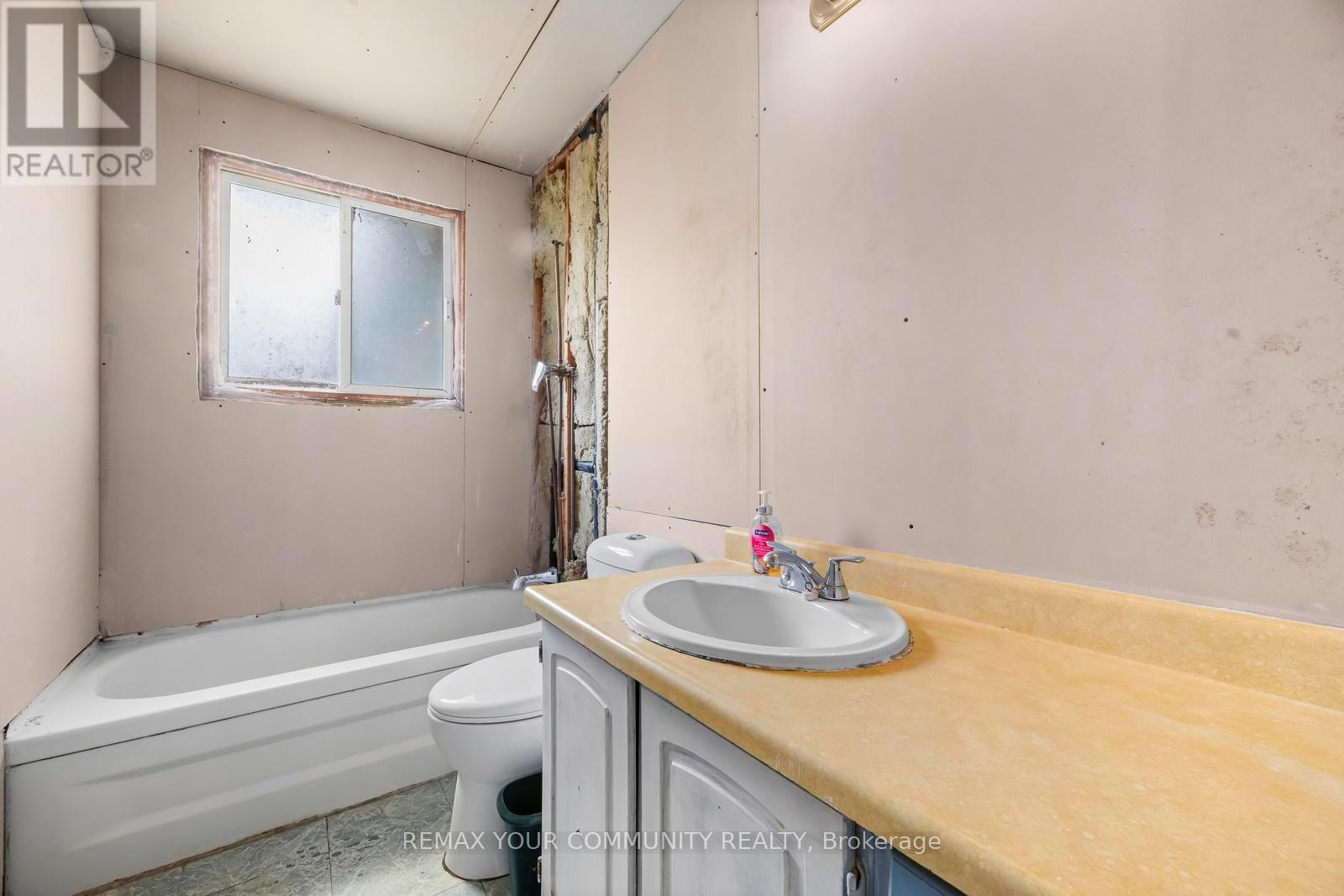 566 HIGHLAND CRESCENT - 12