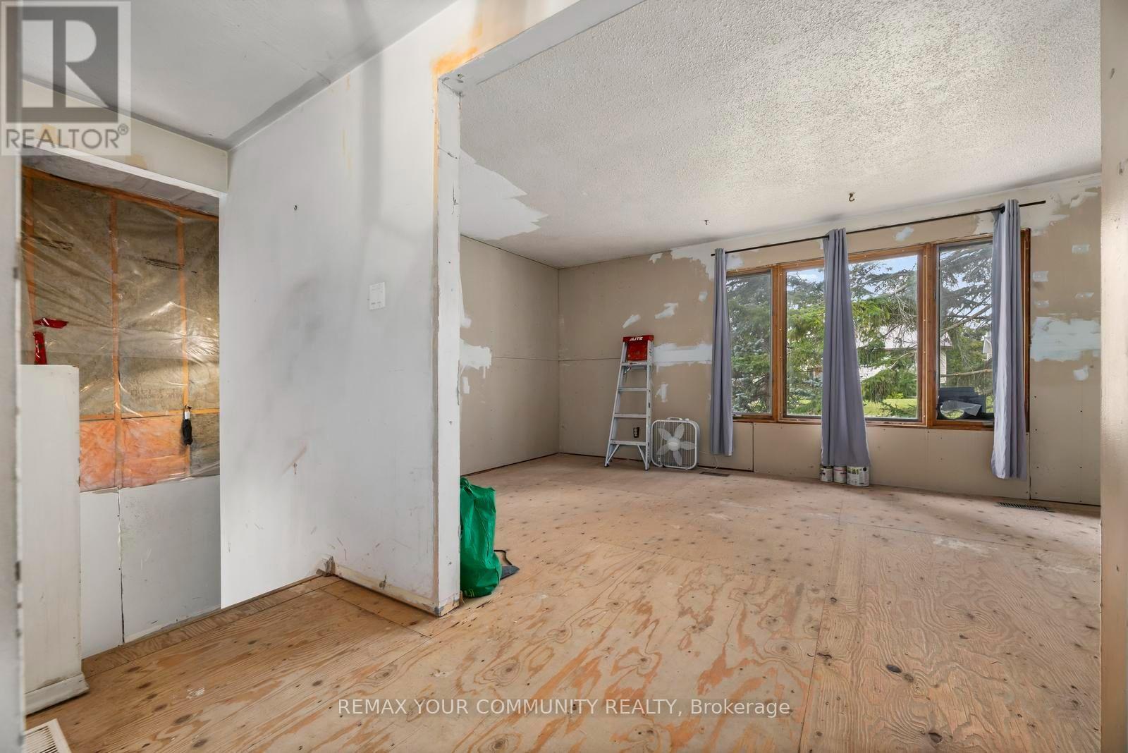 566 HIGHLAND CRESCENT - 5