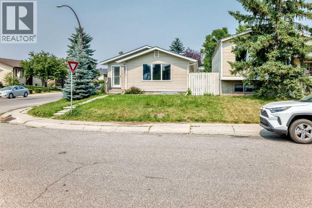 4 Abingdon Court NE, Abbeydale, Calgary photo 2