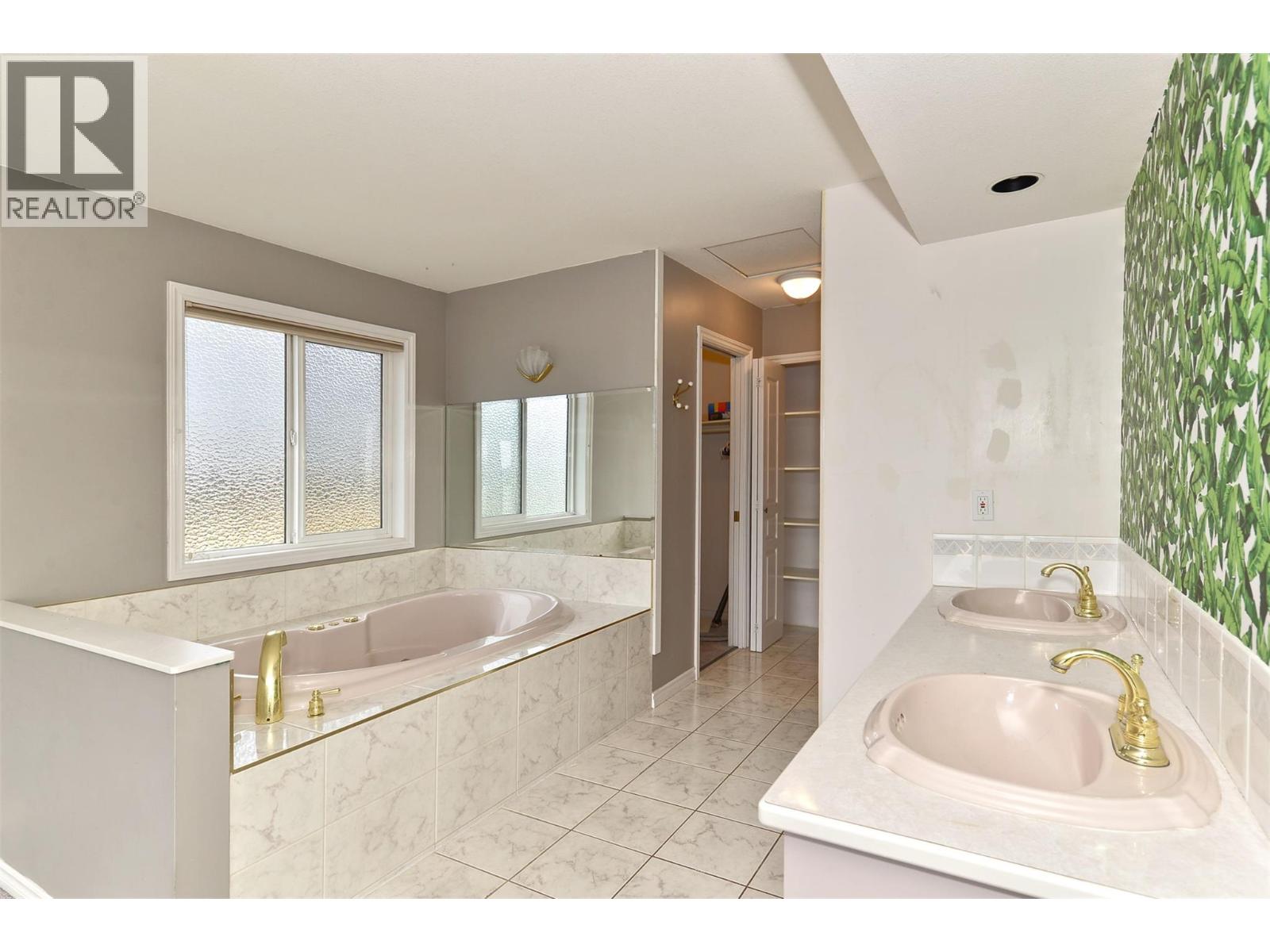  1412 Lawrence Avenue, Kelowna