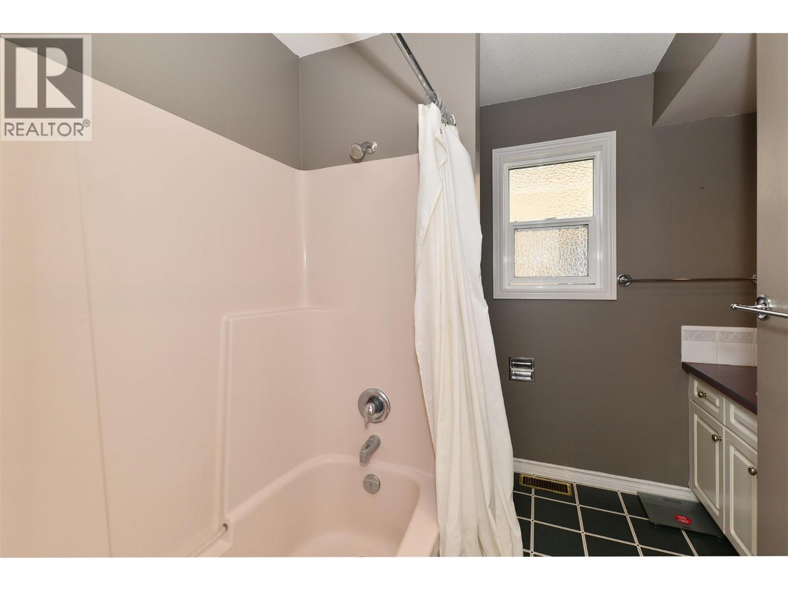  1412 Lawrence Avenue, Kelowna