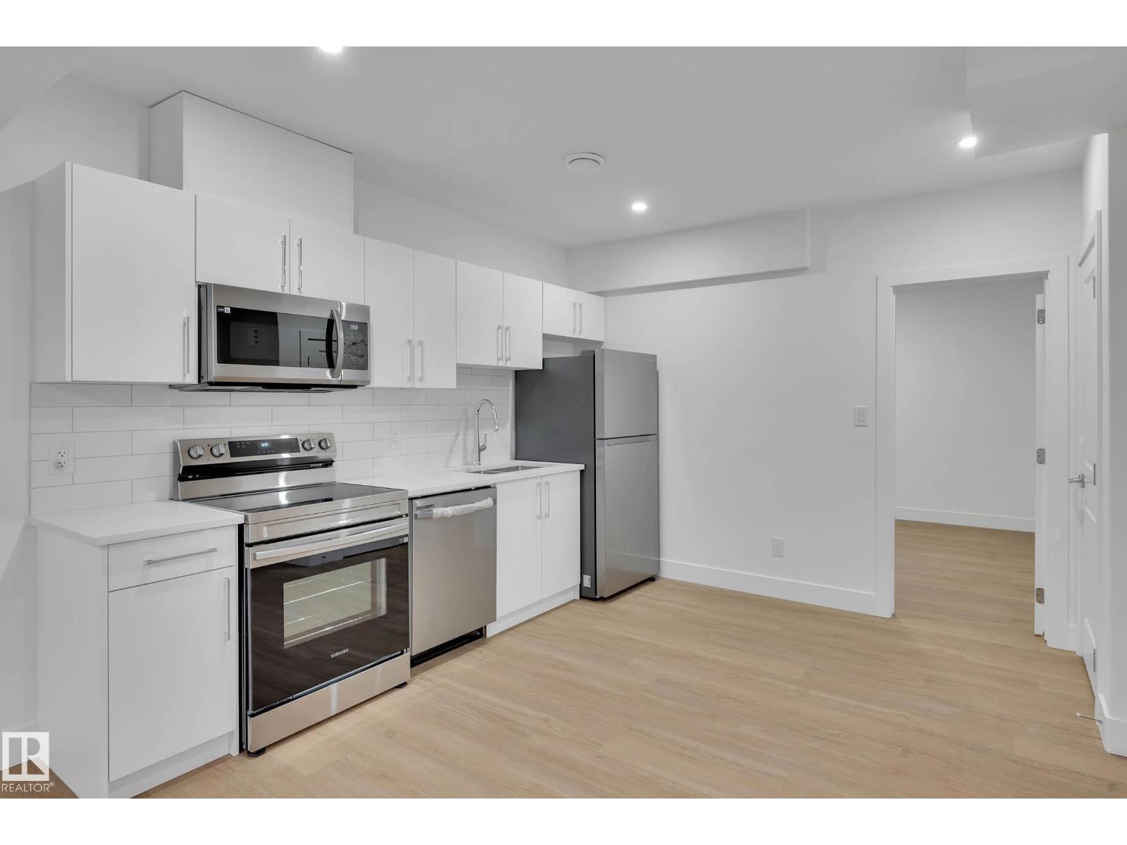 76 PENN PL - Image 36