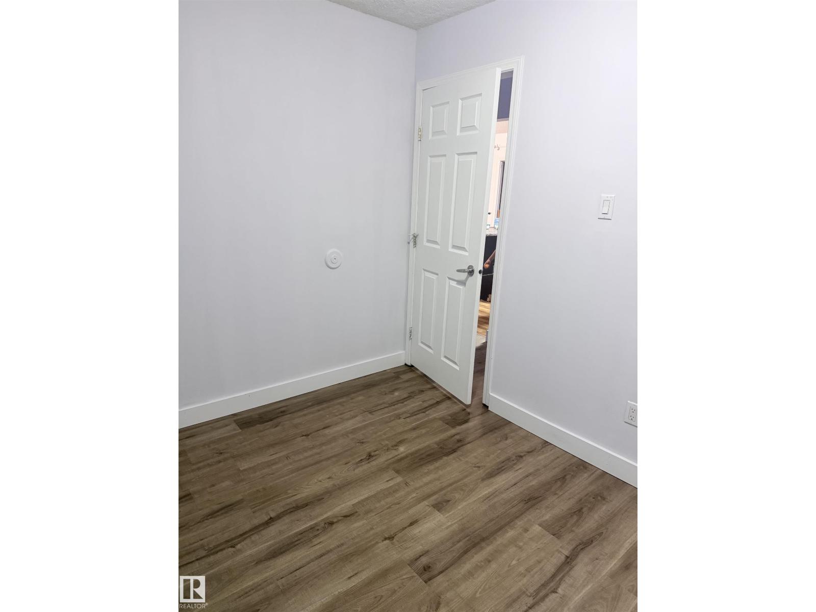 4764 43 St. - 52
