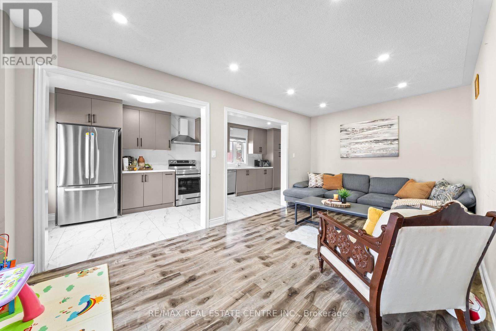 42 DOMENICO CRESCENT - 16