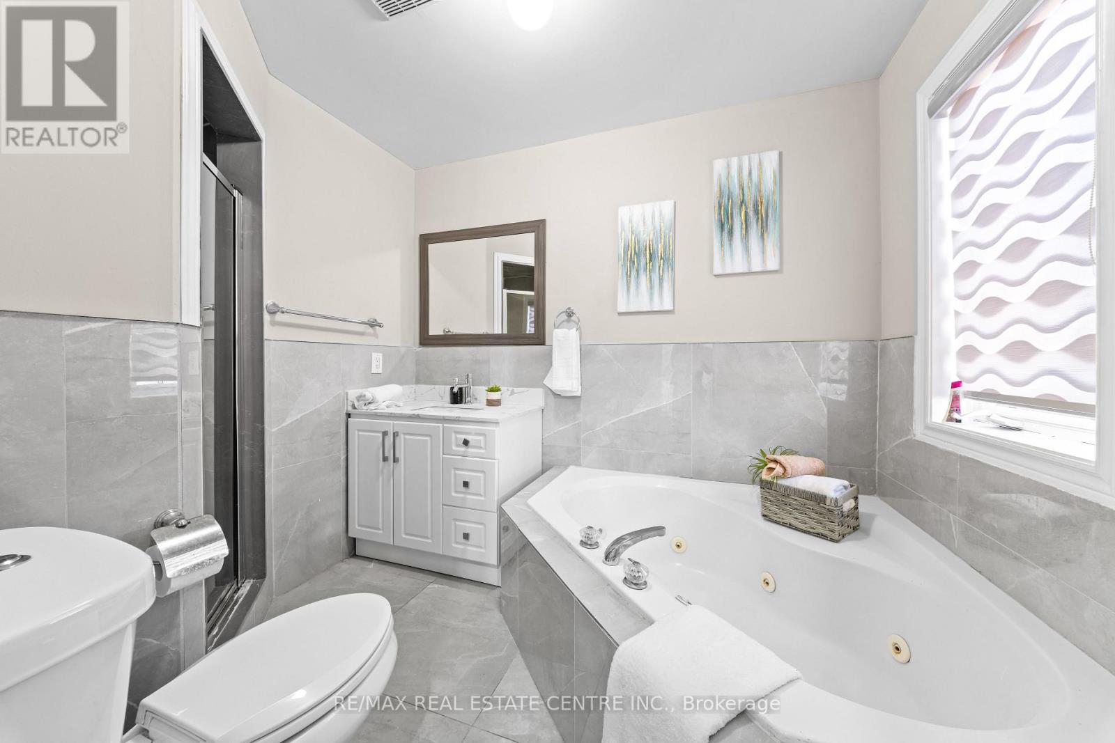 42 DOMENICO CRESCENT - 24