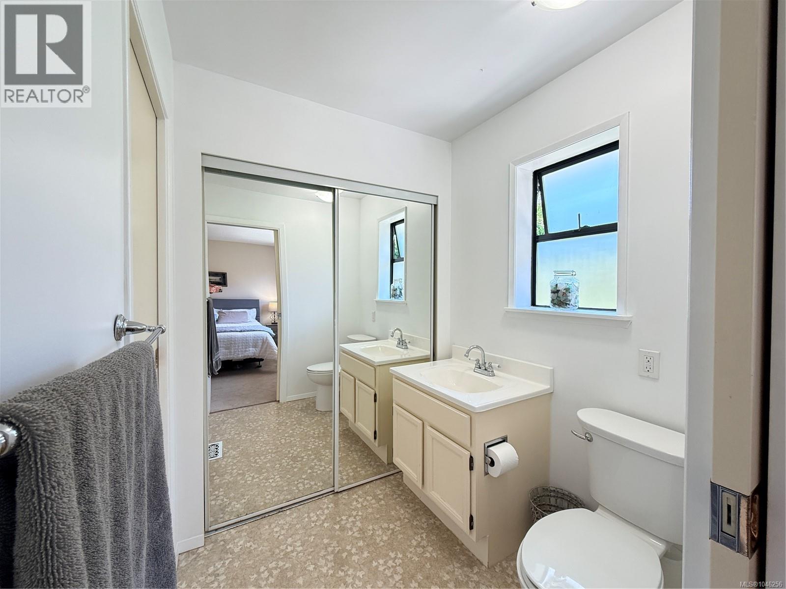 2273 Chelohsin Cres - Image 23