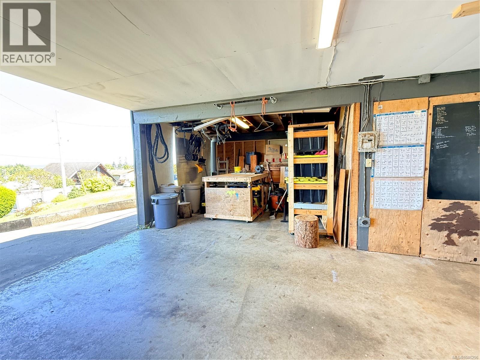 2273 Chelohsin Cres - Image 29