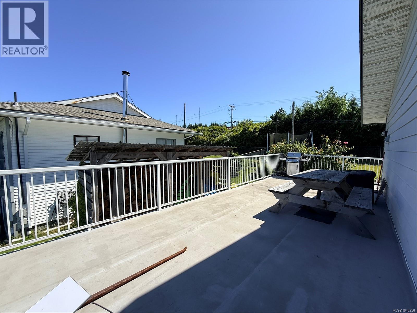 2273 Chelohsin Cres - Image 34