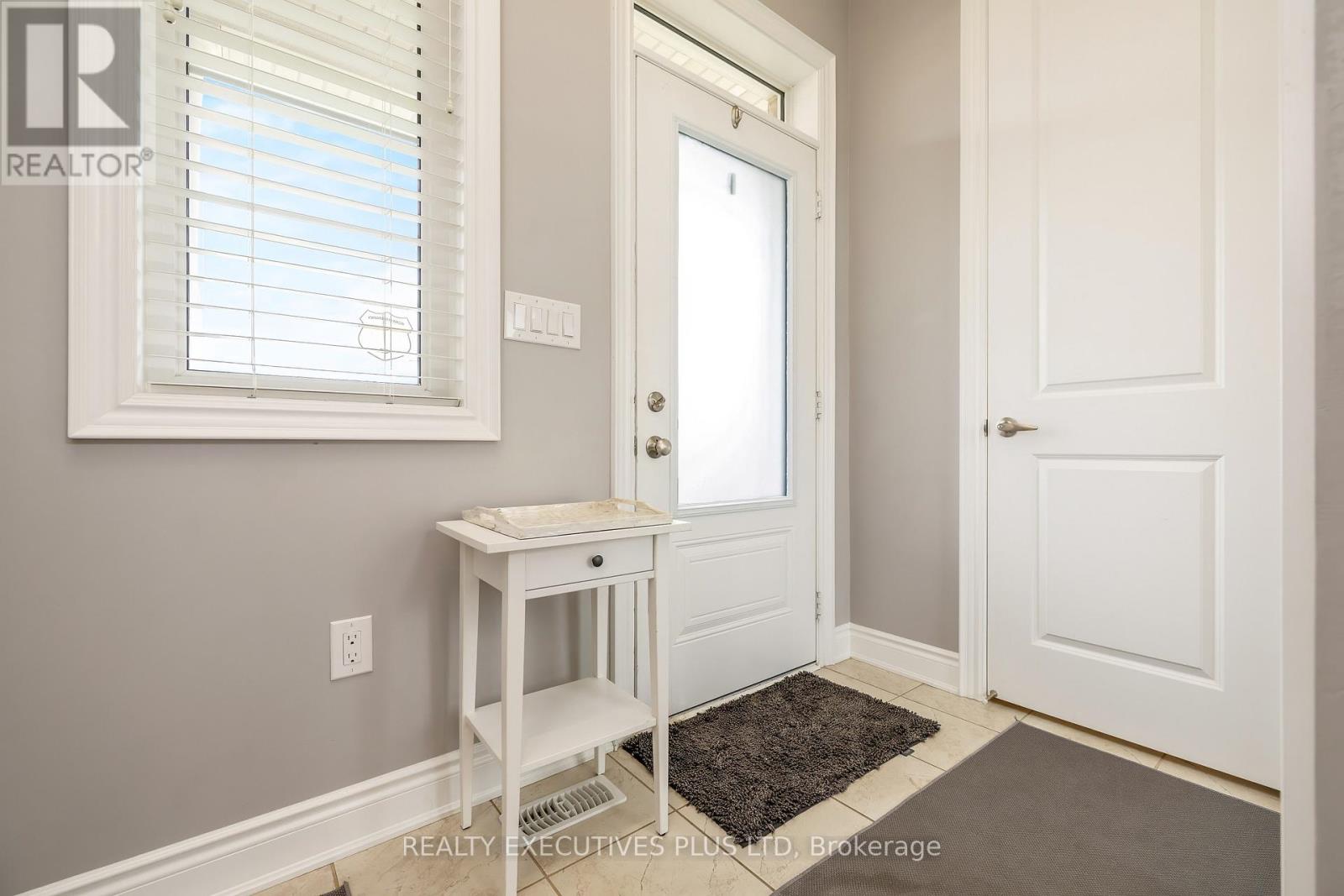 86 STILLWATER CRESCENT, Hamilton (Waterdown) — photo 3