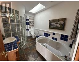 Full bathroom - 460 Galway Place, Vernon, BC V1H2G2 Photo 10