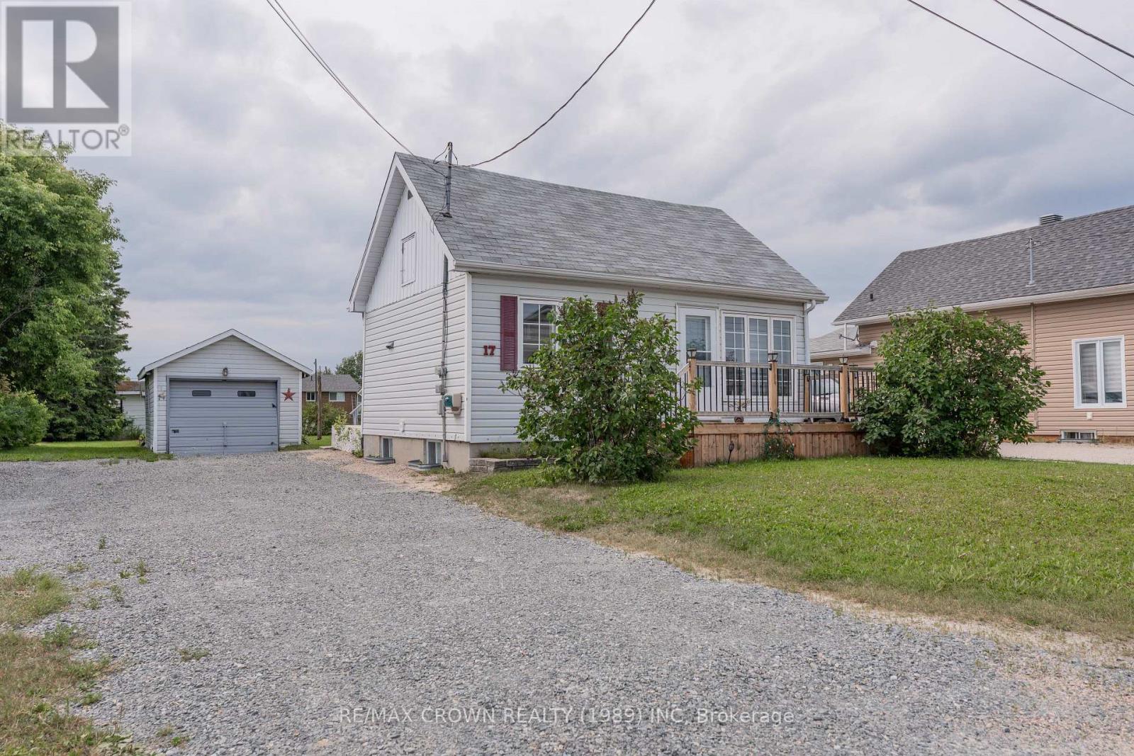 17 MARQUETTE CRESCENT - 1