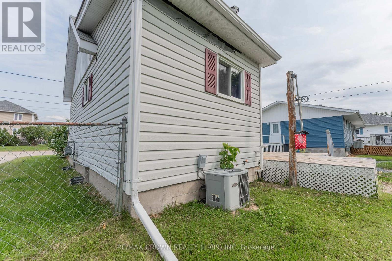 17 MARQUETTE CRESCENT - 41