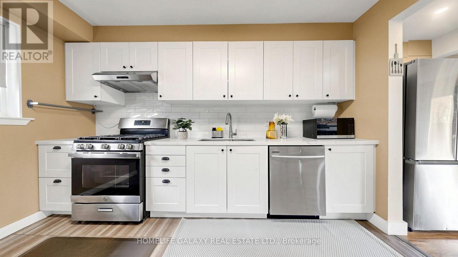 #16 925 BAYLY STREET - 17