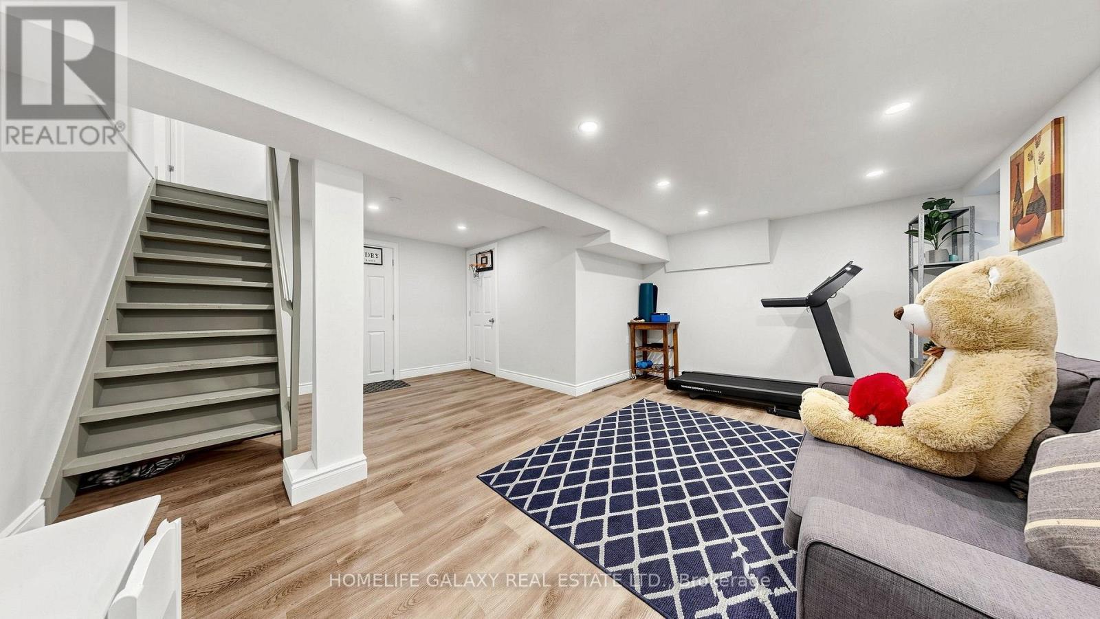 #16 925 BAYLY STREET - 33