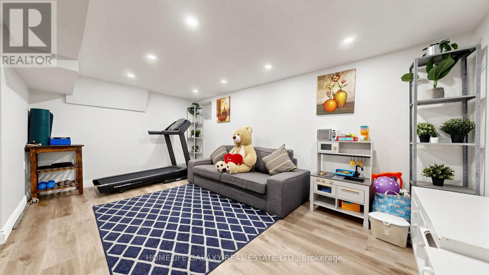 #16 925 BAYLY STREET - 35