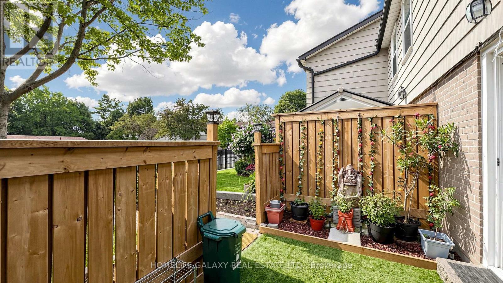 #16 925 BAYLY STREET - 44