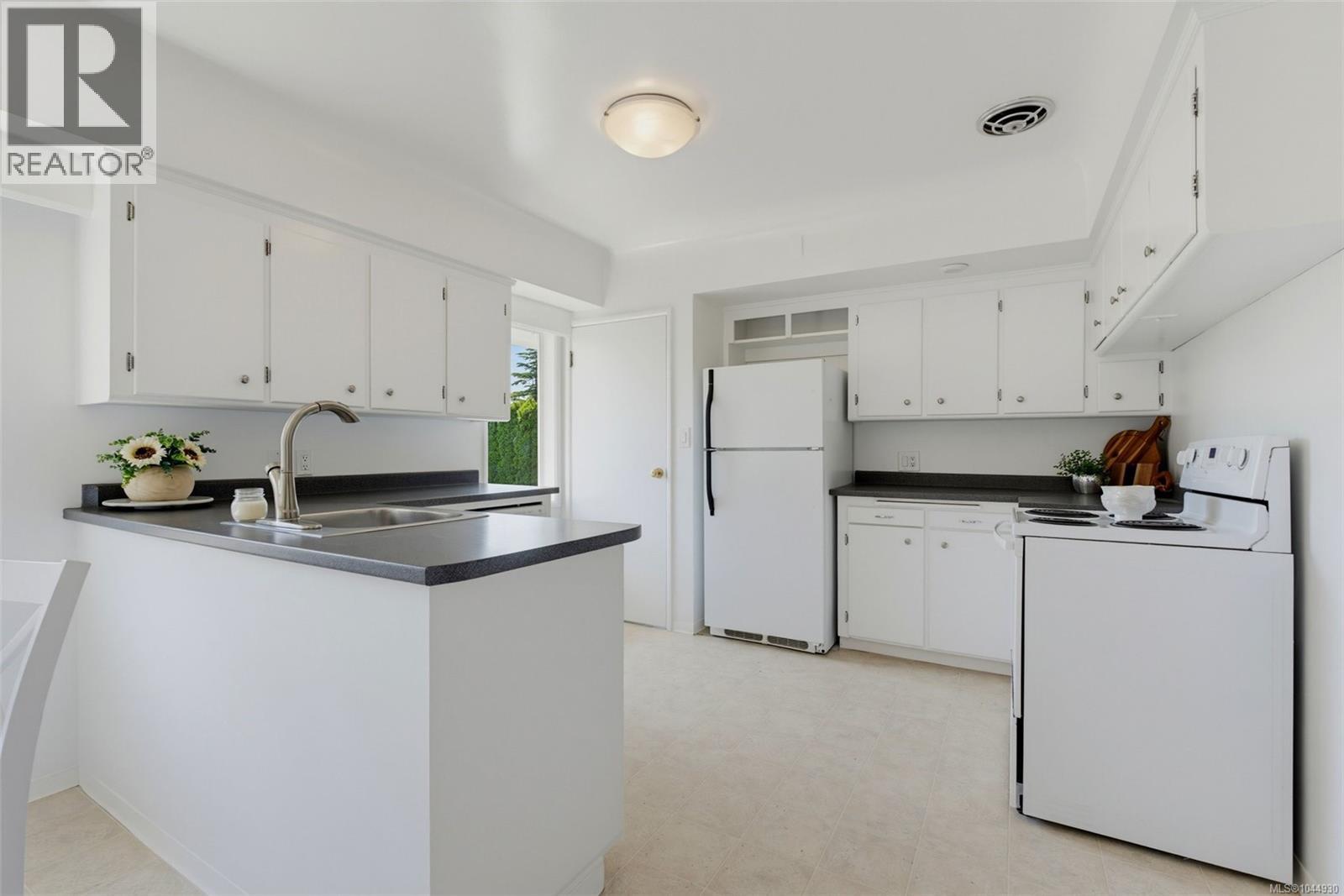  2667 Dunlevy Street, Oak Bay