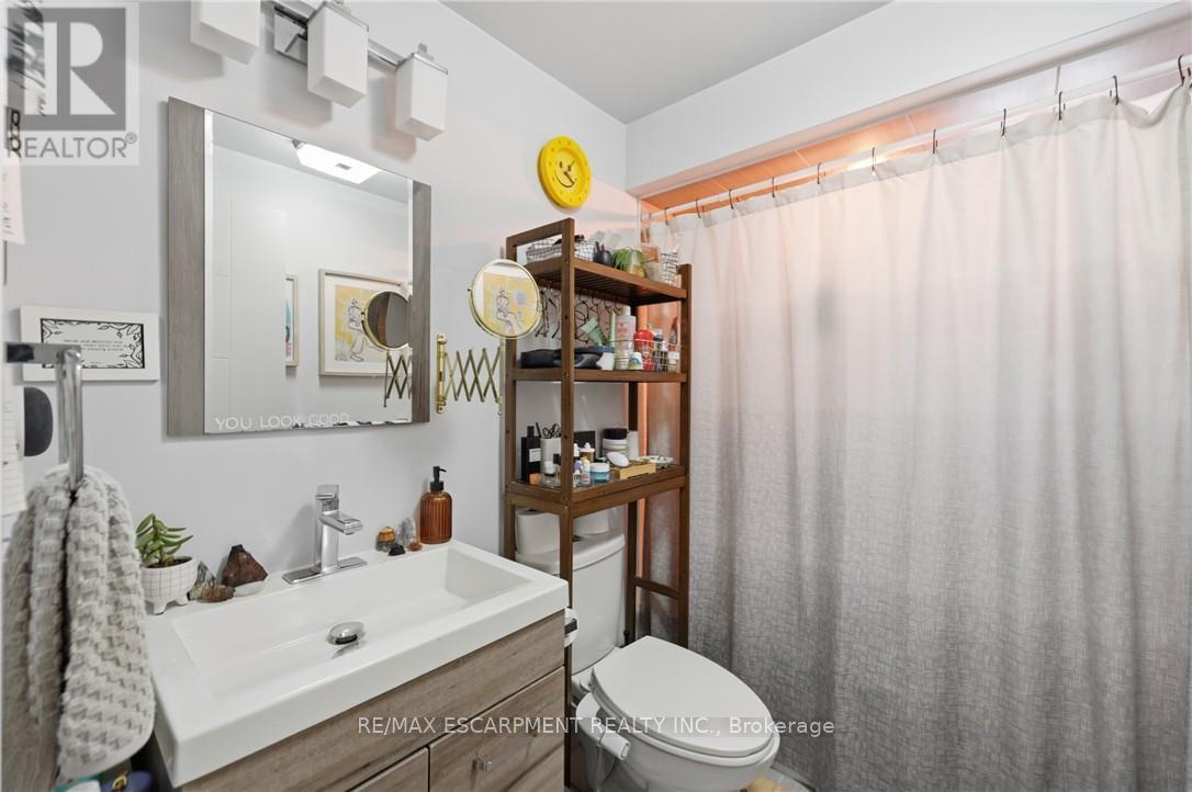 74 CATHCART STREET - 28