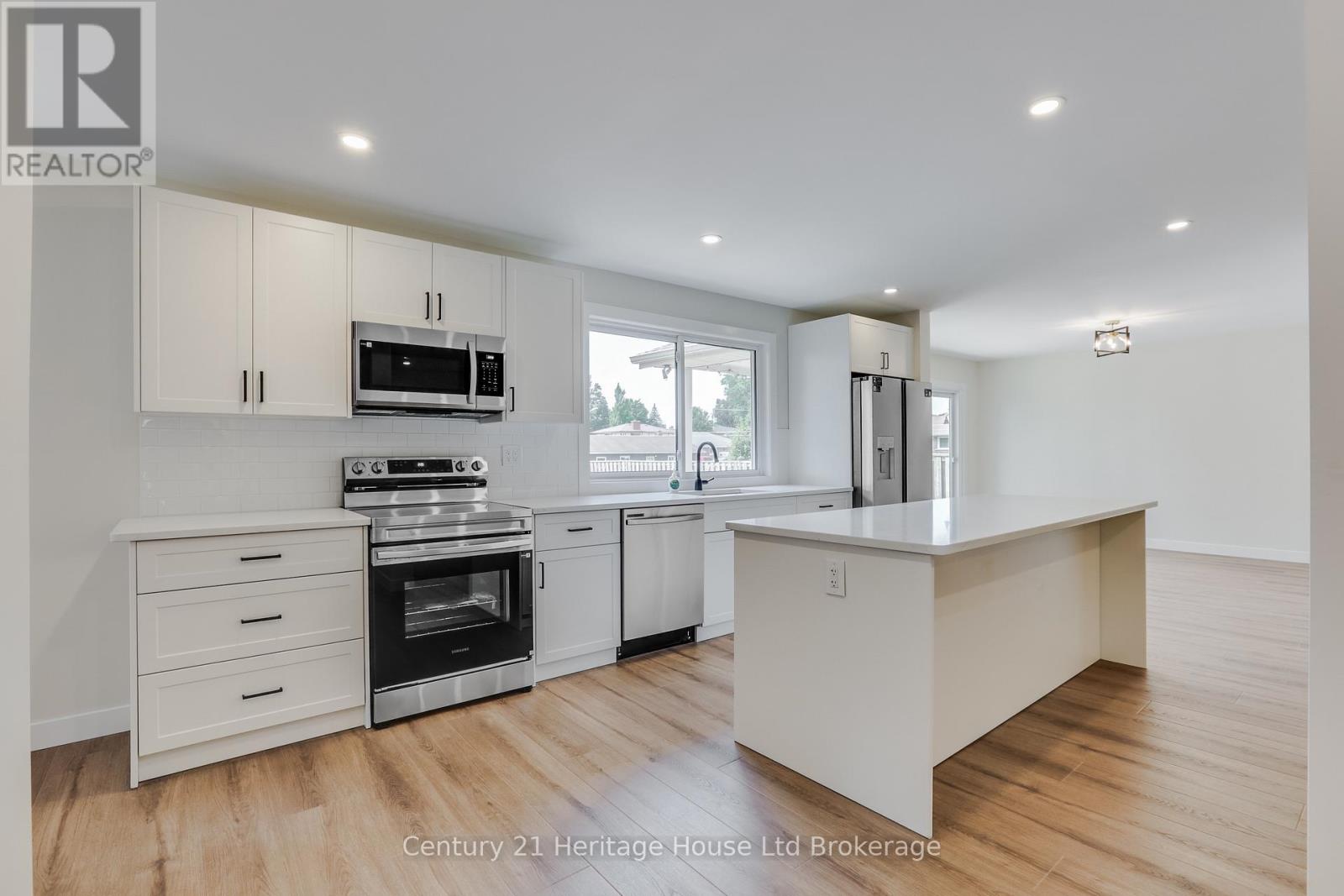 98 MAUD STREET - 5