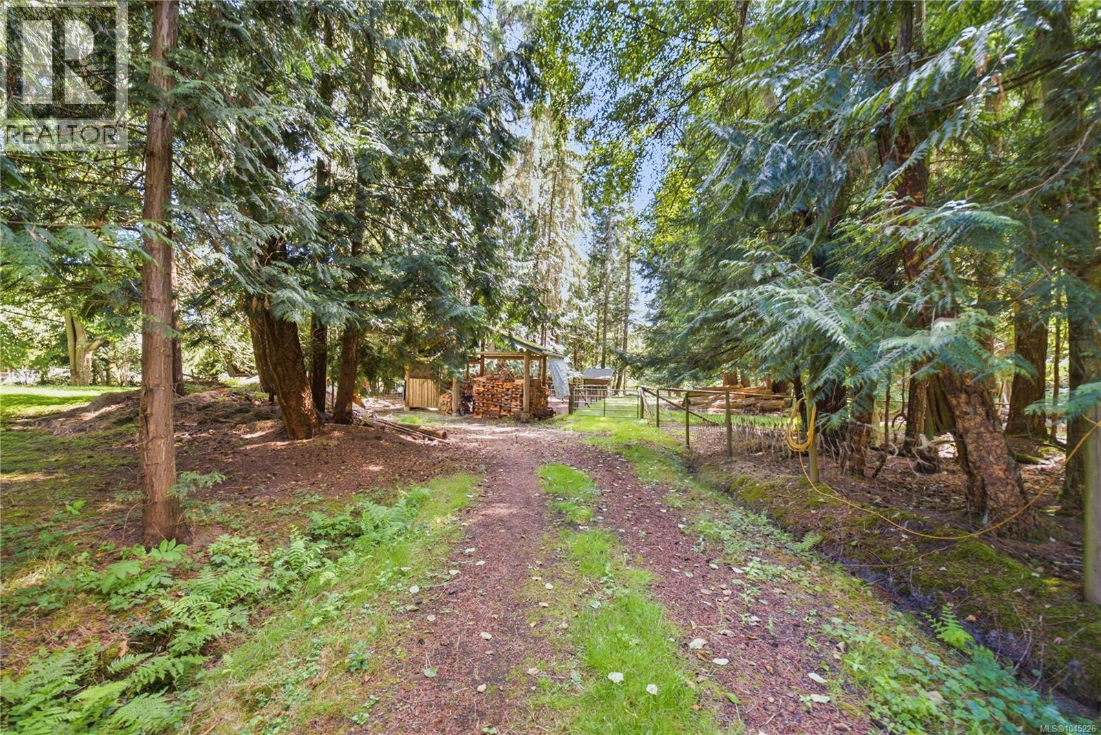 700 Fern Rd E - 33