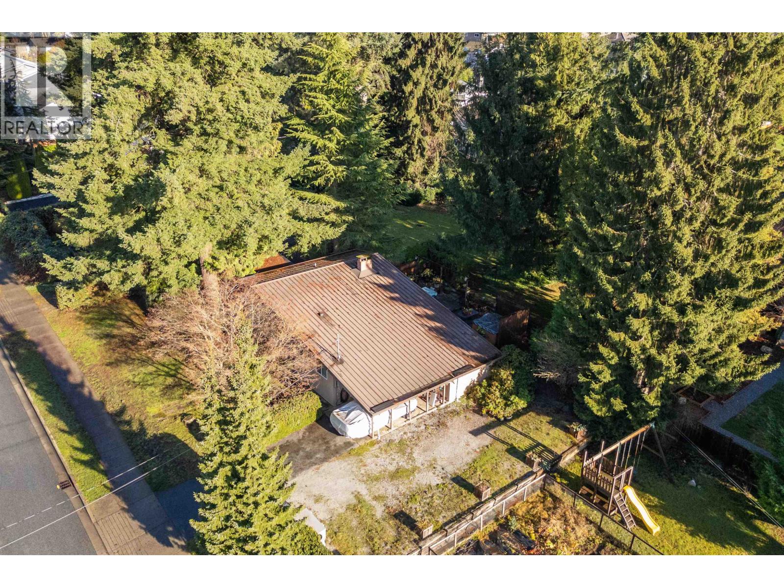 655 MACINTOSH STREET, Coquitlam — photo 2