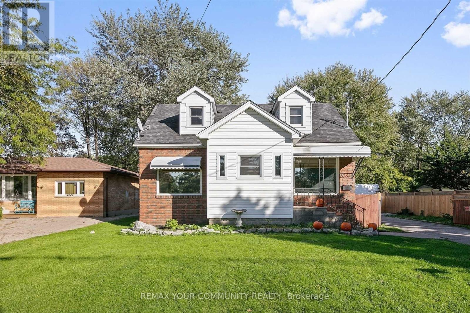 4276 HOWARD AVENUE, Windsor — photo 2