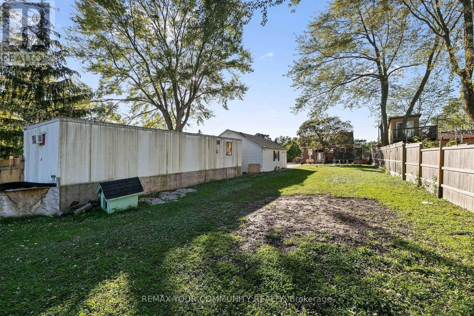 4276 HOWARD AVENUE - 27