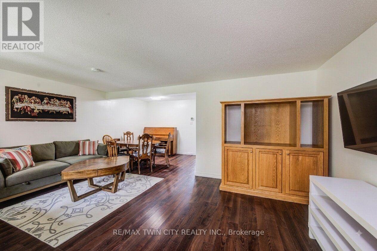 #15 285 SANDOWNE DRIVE - Image 3